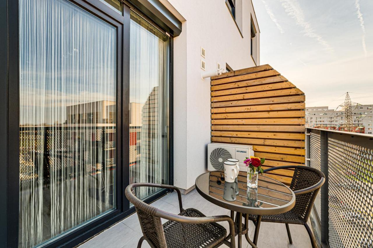 Апартаменты Ari Cinema Apartament With 2M Videoproiector Арад Экстерьер фото